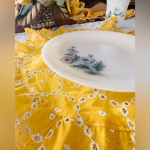 Yellow Ruffled & Scalloped Table Placemats - 100% Pure Linen (Sold as set of 2) - Picture 3 of 5